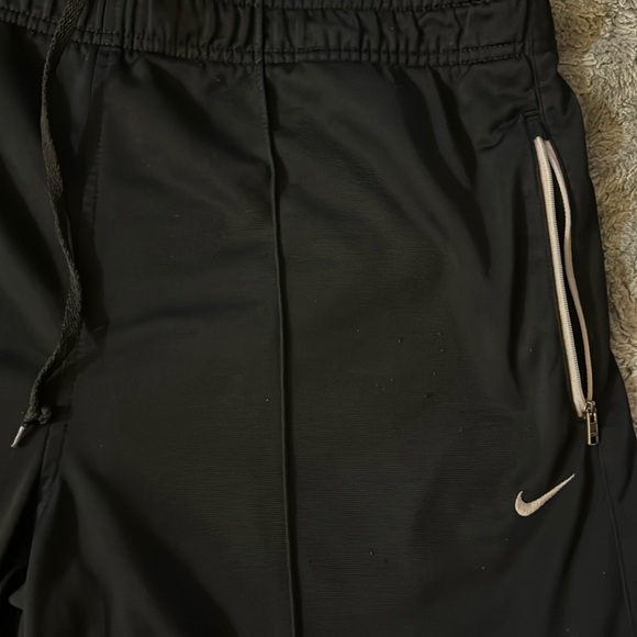 Men’s or Women’s Nike black athletic Shorts With Zipper Pockets on both sides! - Picture 3 of 10